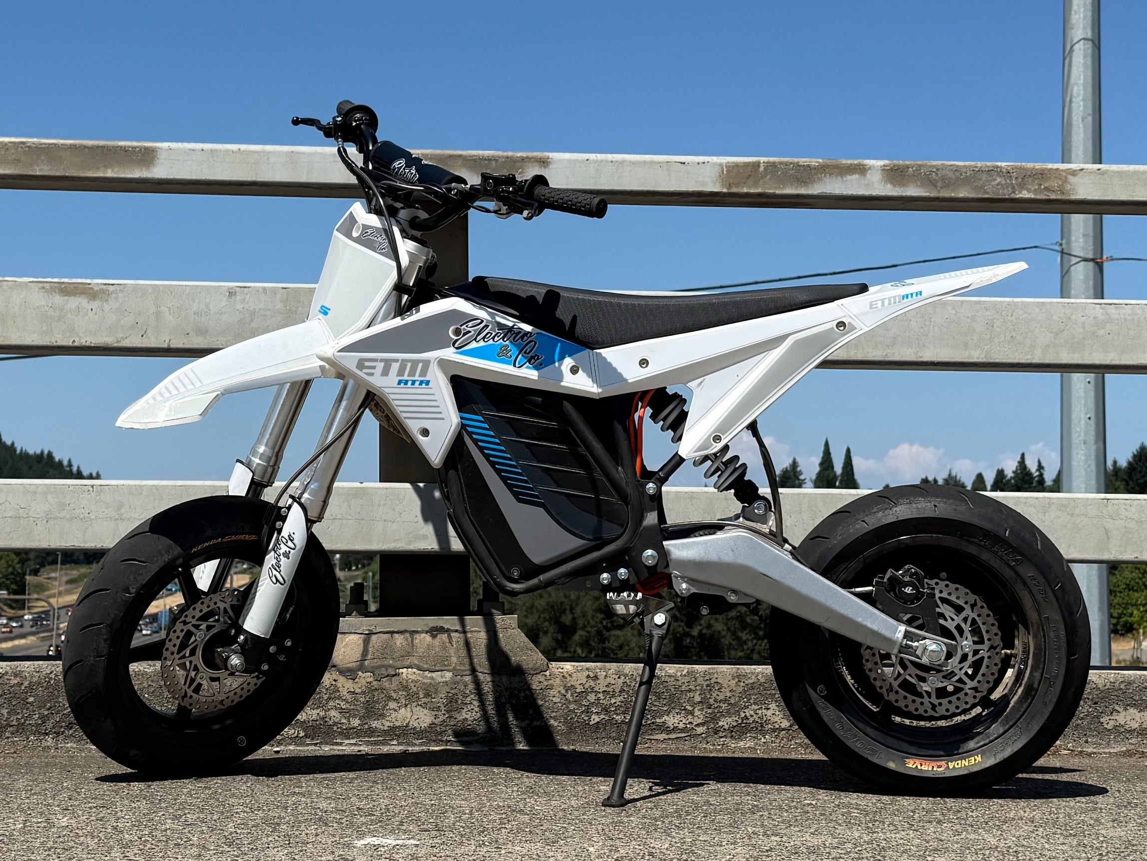 Supermotos – Electro & Company Inc.